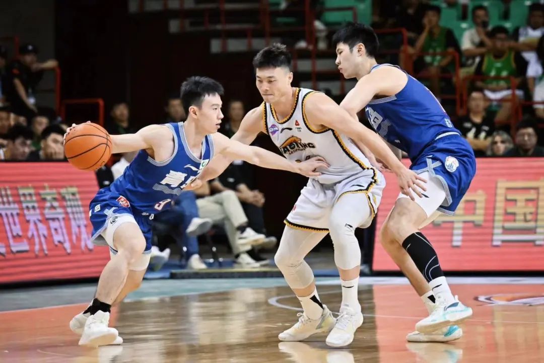 抖圈助阵辽篮角逐现场_抖圈水洞风物区